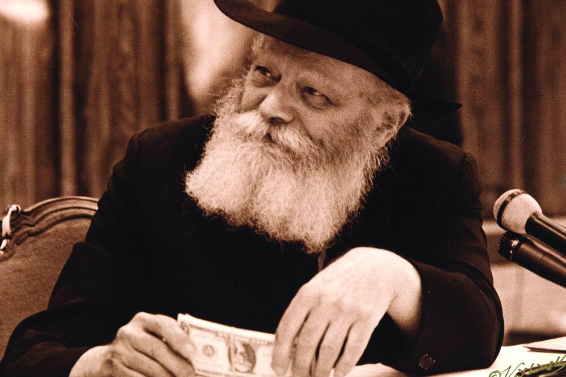 הרבי עם חיוך רחב