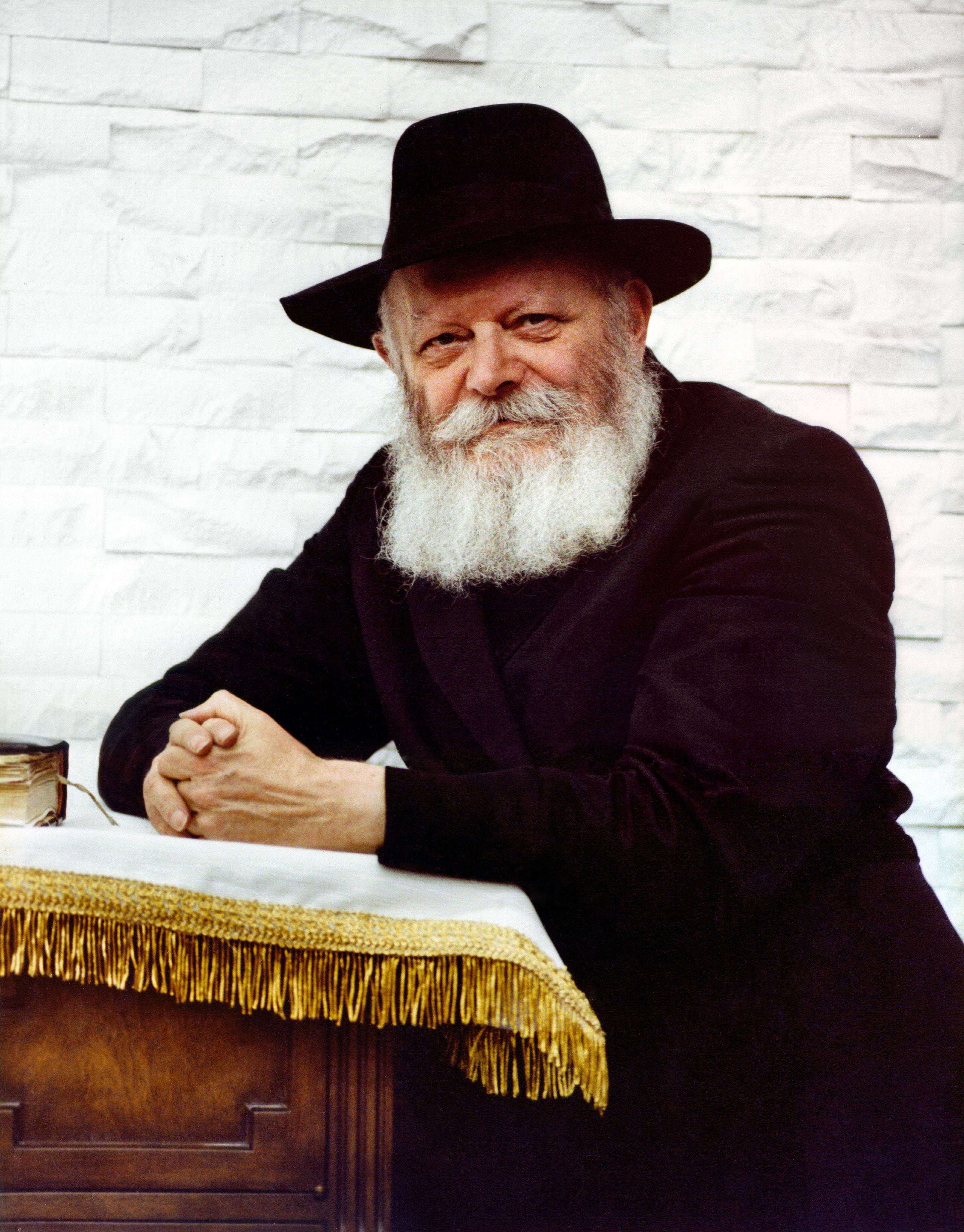 הרבי מחלק צדקה